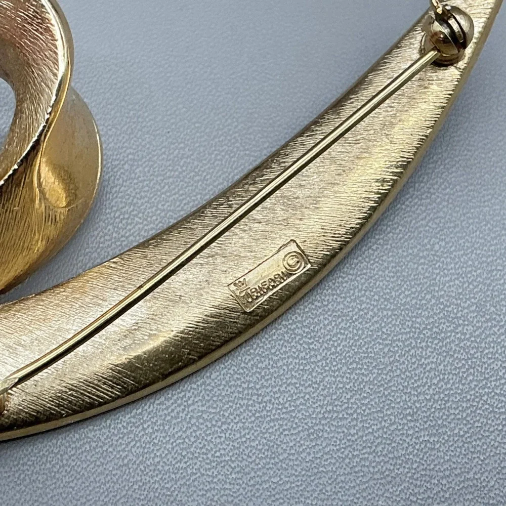 Trifari Brooch Women White Gold Tone Enamel Abstract Swirl Leaf Vintage Jewelry